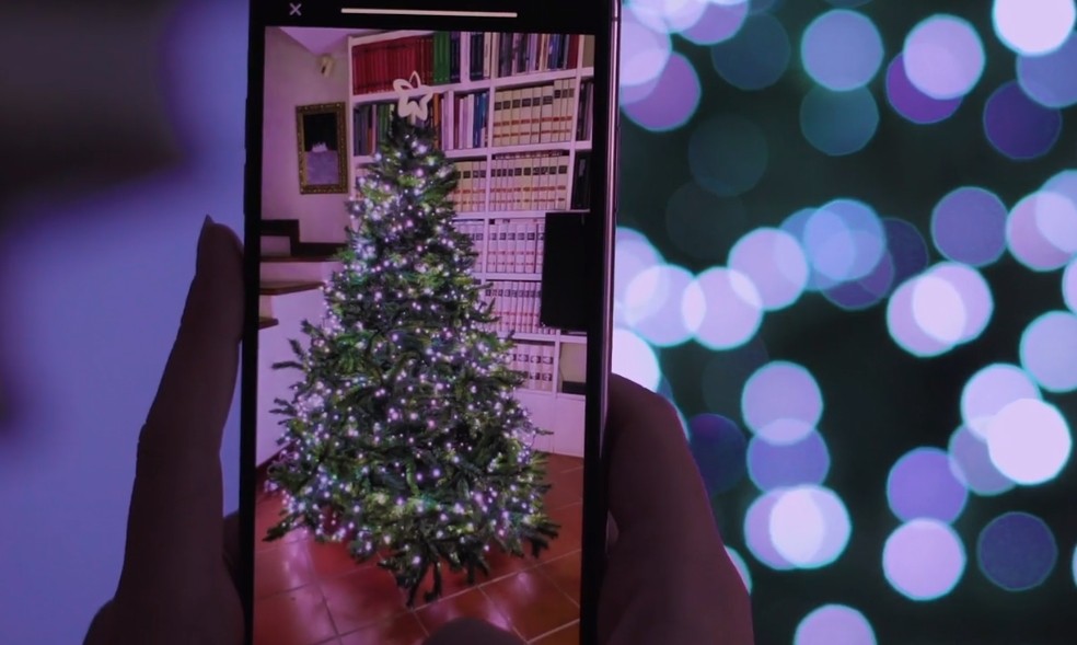 עץ חג המולד נשלט על ידי האפליקציה