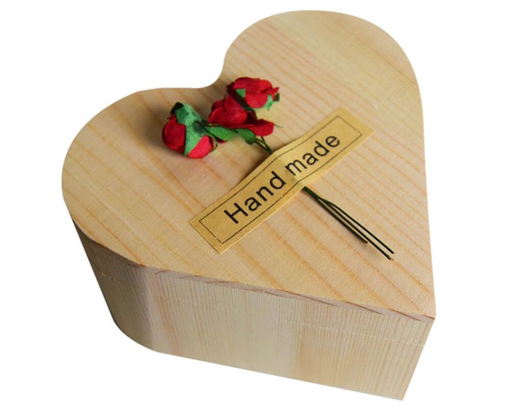 ורד בקופסה בצורת לב מעץ