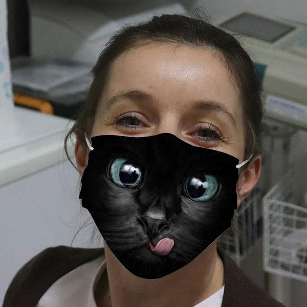 מסכת פנים לחתול שחור