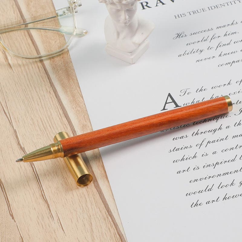 עט זהב בעיצוב עץ