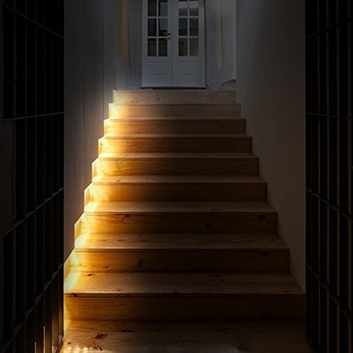 אור כיוון על רצועת המדרגות